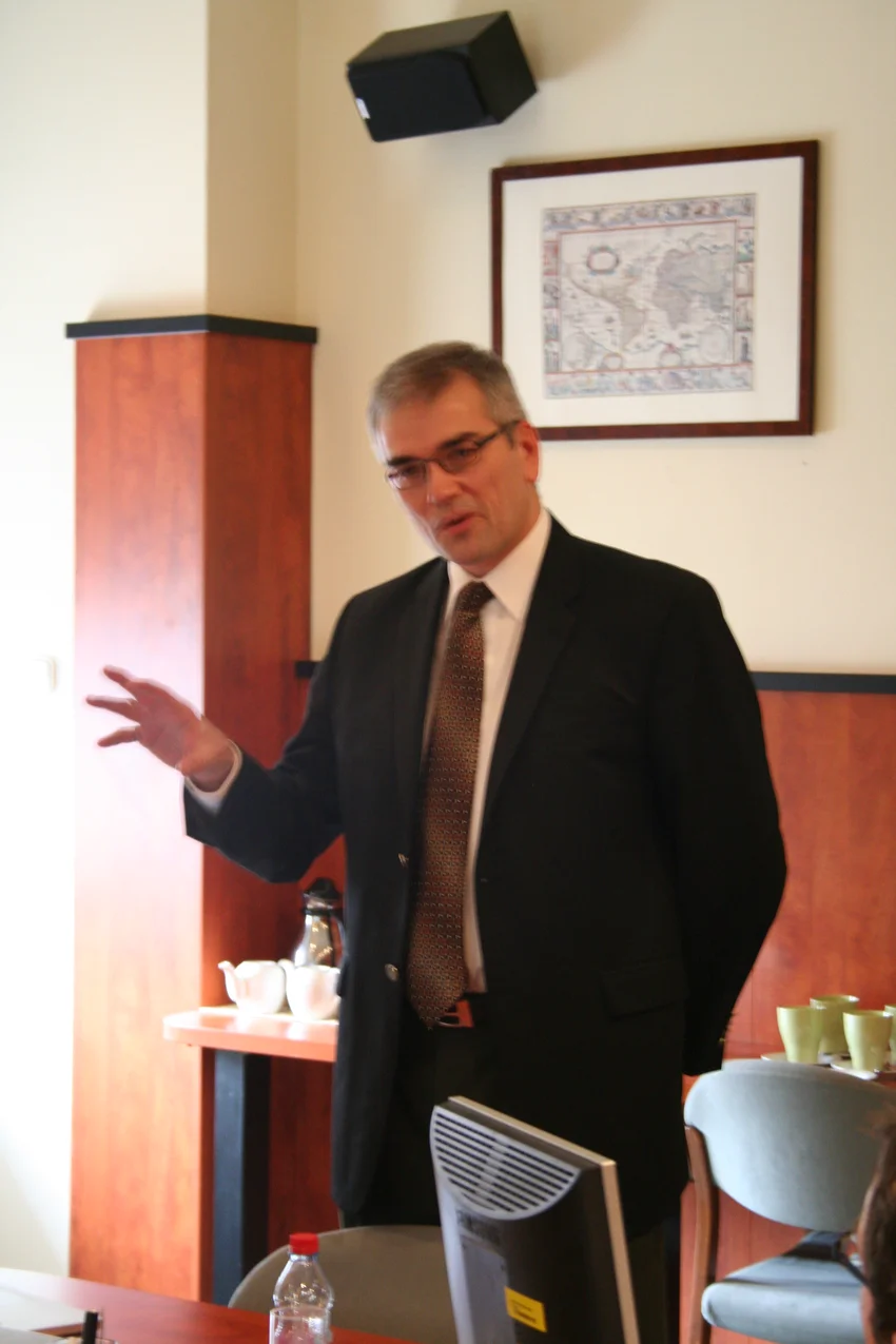 Thomas R. Oxland az Országos Gerincgyógyászati Központban.