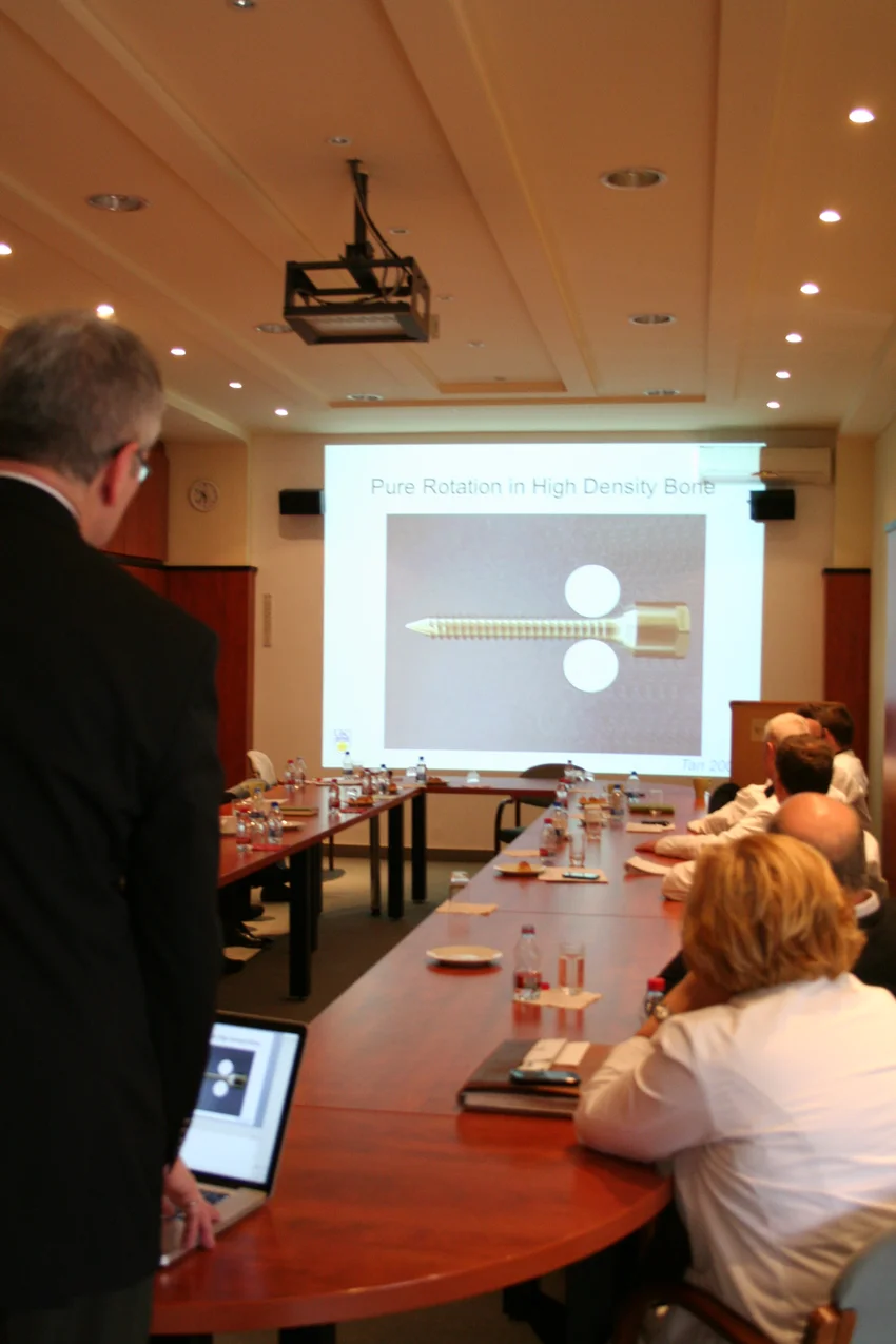 Thomas R. Oxland a vacouveri egyetem Orthopaedics & Mechanical Engineering igazgató professzorának előadása.