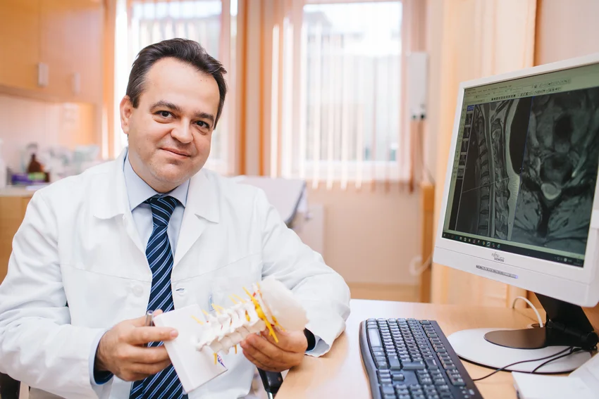 Dr. Szöllősi Balázs, az Országos Gerincgyógyászati Központ gerincsebész főorvosa