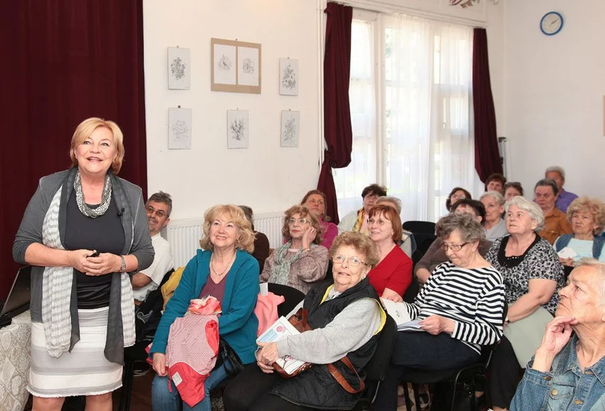 Dr. Ferenc Mária, az Országos Gerincgyógyászati Központ osztályvezető főorvosának előadása