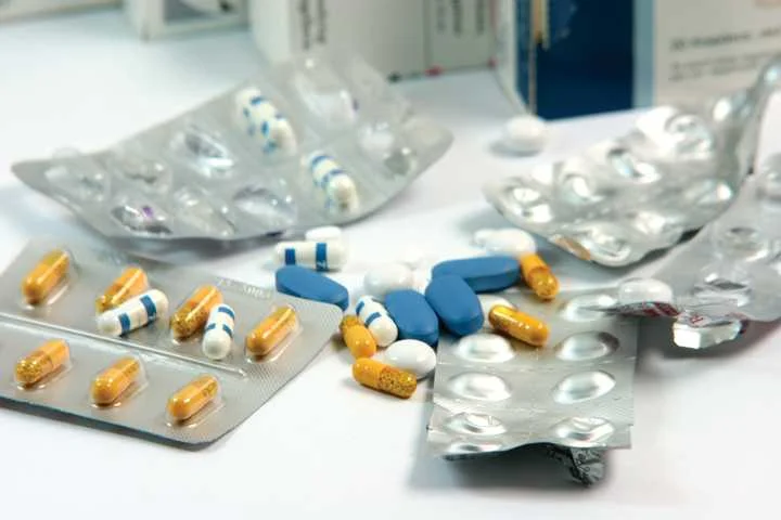 Paracetamol és diklofena tabletták.