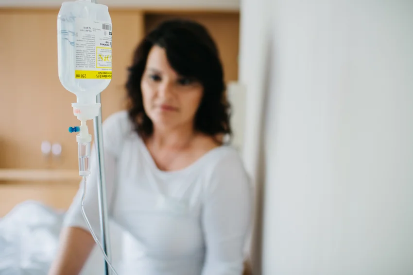 Injekciós fájdalomcsillapító csöpög az infúzióból