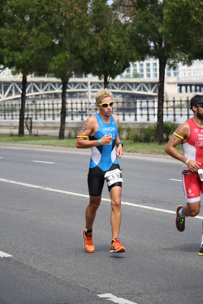 Széll Dániel a budapesti Féltávú Ironman versenyen, futás közben.