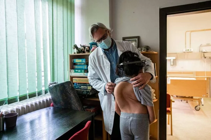 Nóra és  Dr. Tunyogi Csapó Miklós a műtét előtt.