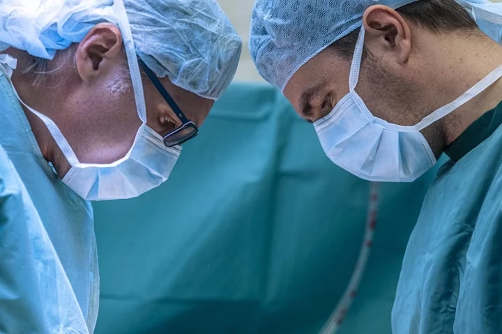 Dr. Tunyogi Csapó Miklós a műtét közben.