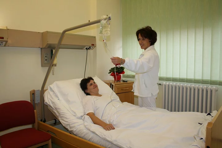 betegápolás az Országos Gerincgyógyászati Központ egyik betegszobájában